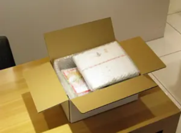 商品を箱へ梱包する様子