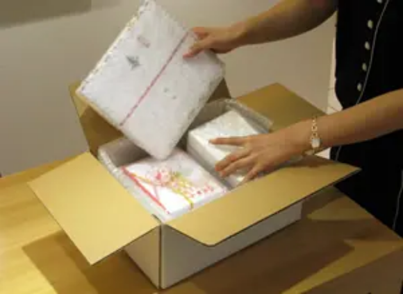 緩衝材を重ねる様子